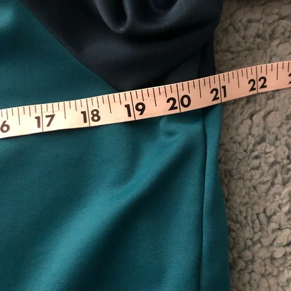 NIKE Hoodie - Soft and Like New - Picture 6 of 11